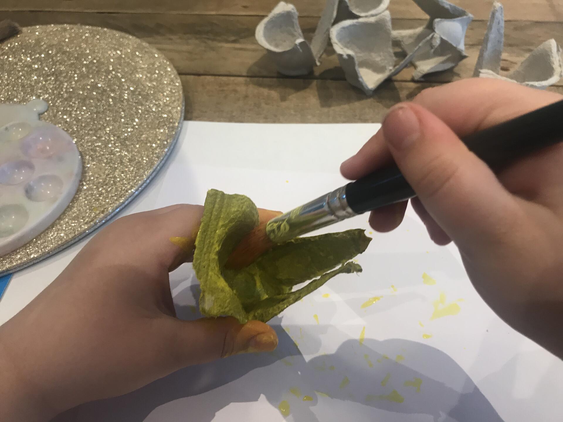 How to make super easy egg box daffodils