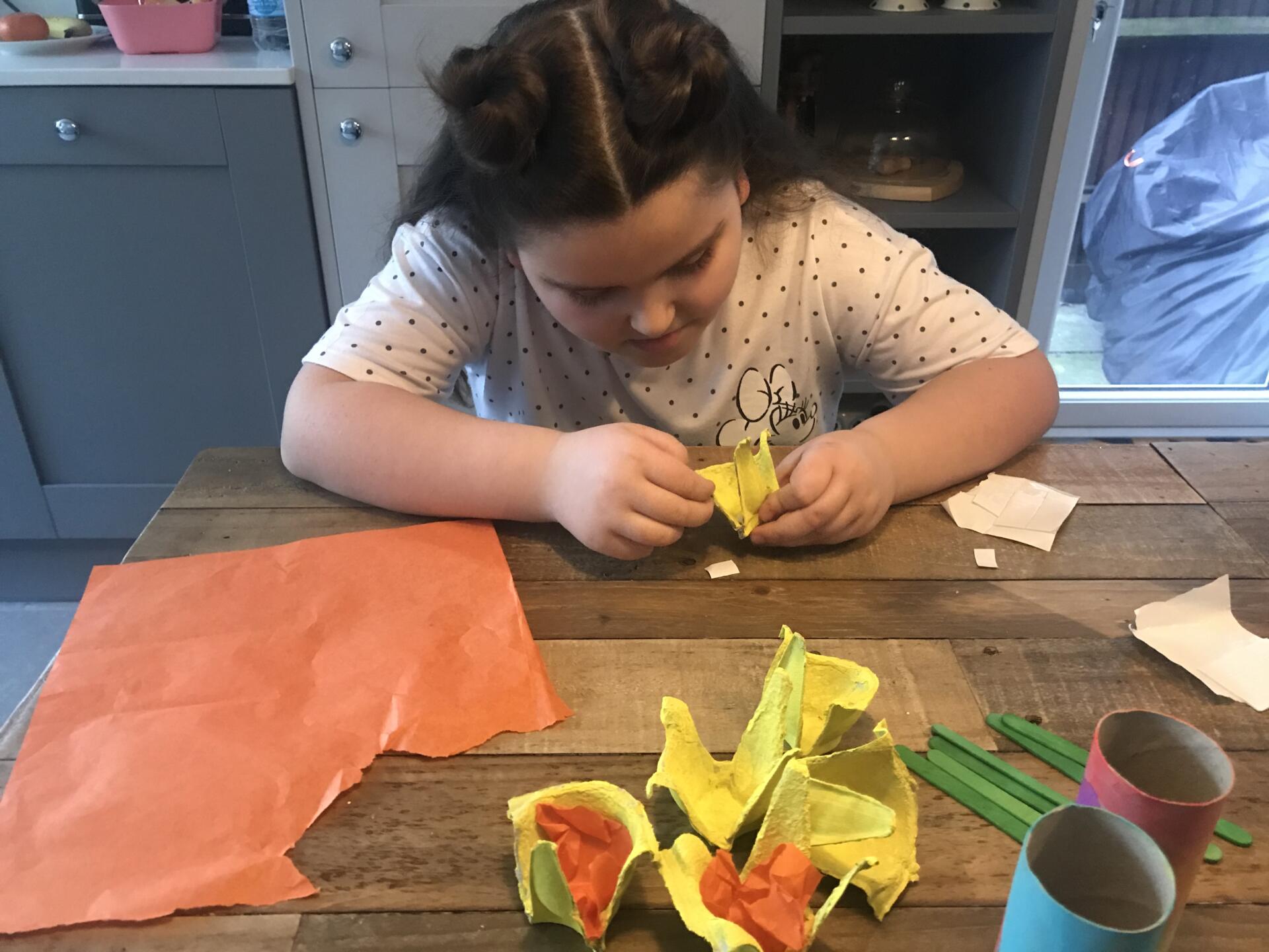 How to make super easy egg box daffodils